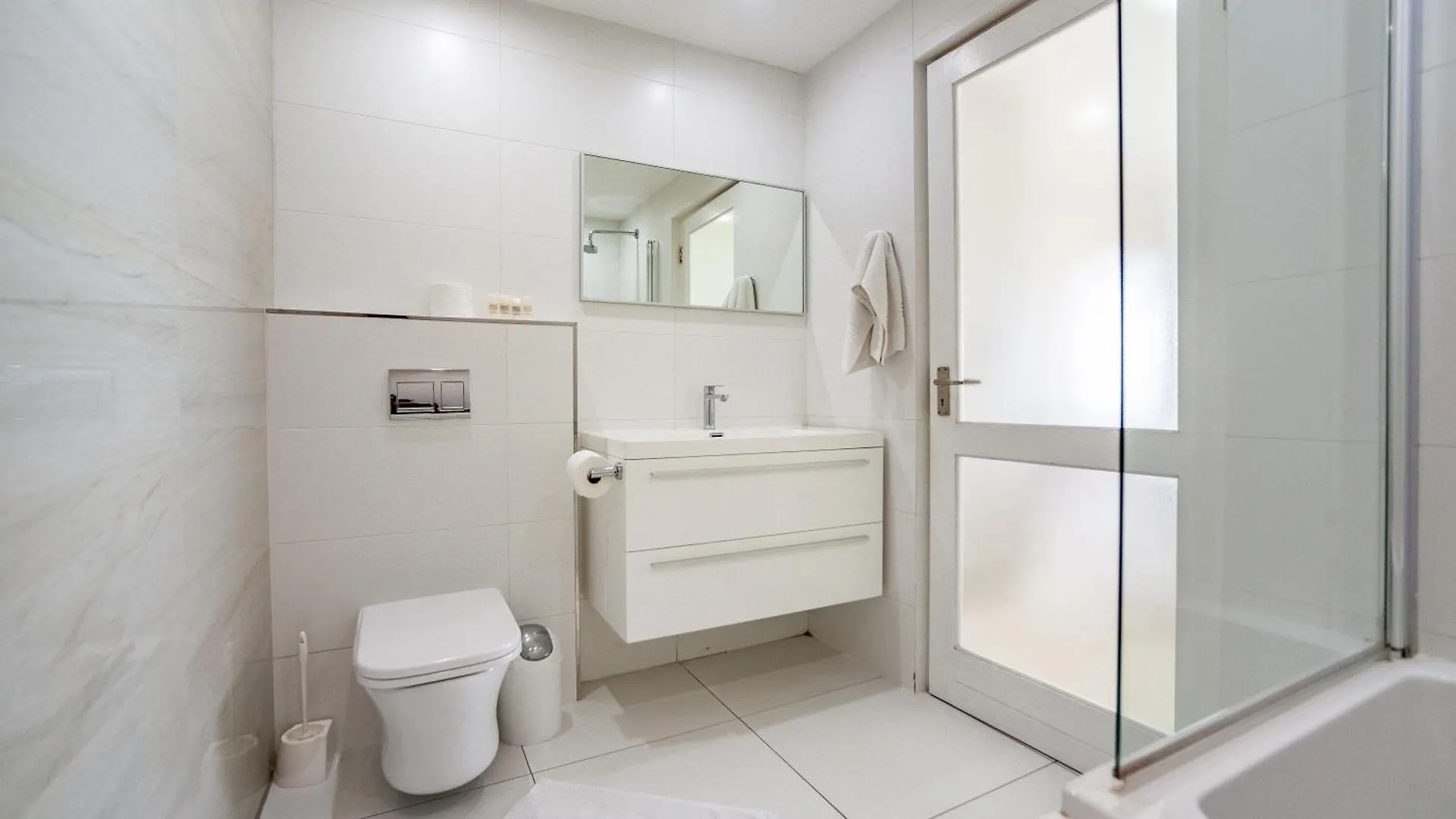 Luxury Private Beachfront 2 Bedroom Dolphin Apartment, Blouberg, Cape Town Bloubergstrand
