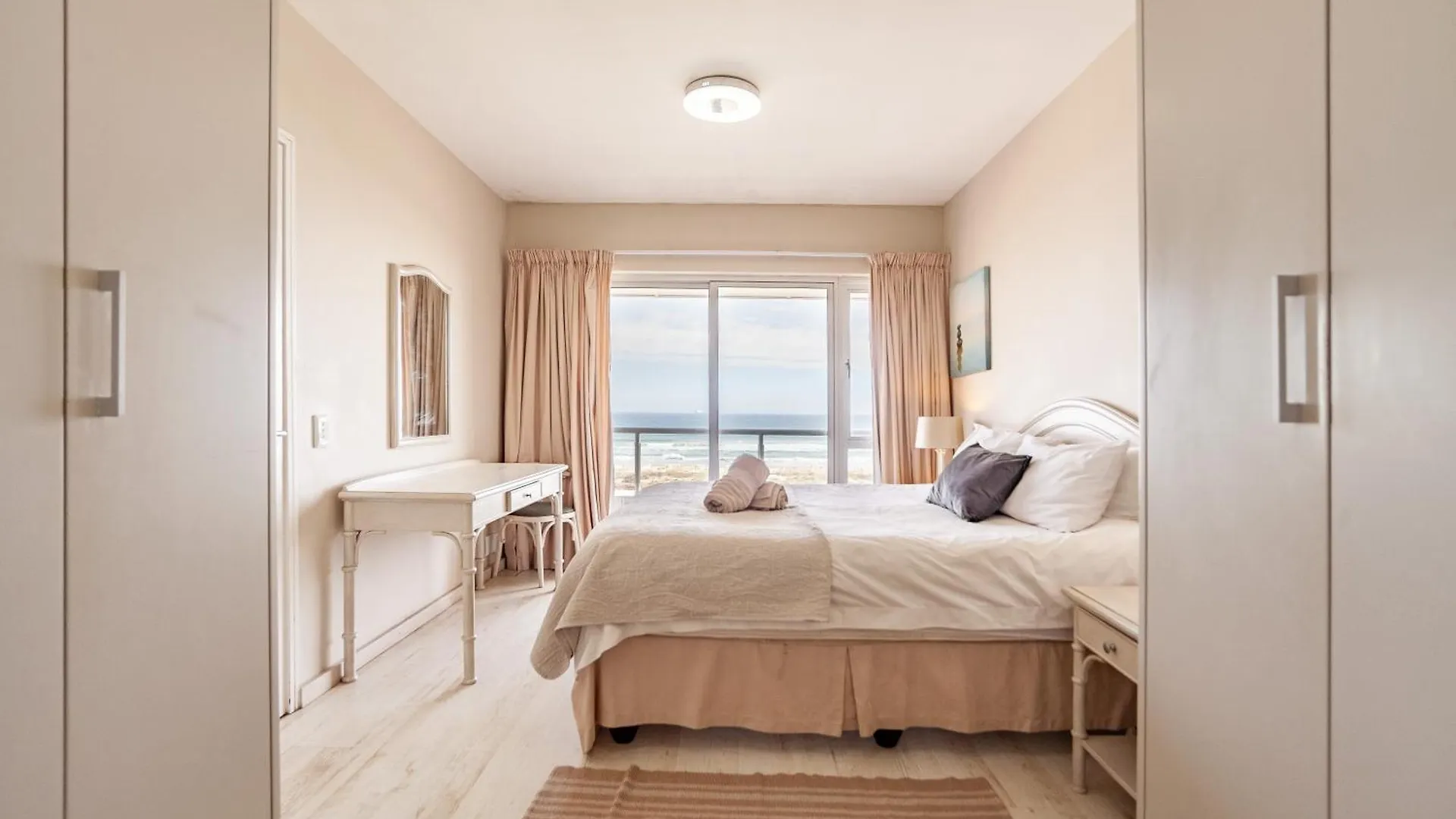 Daire Luxury Private Beachfront 2 Bedroom Dolphin Apartment, Blouberg, Cape Town Bloubergstrand