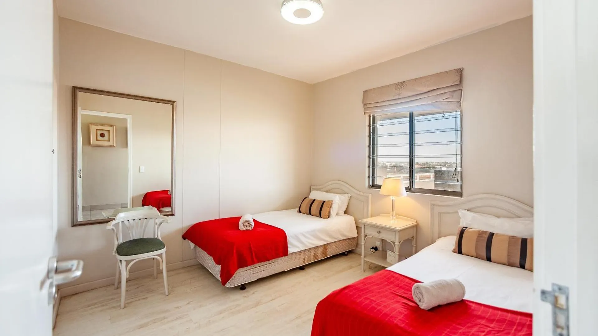 Luxury Private Beachfront 2 Bedroom Dolphin Apartment, Blouberg, Cape Town Bloubergstrand