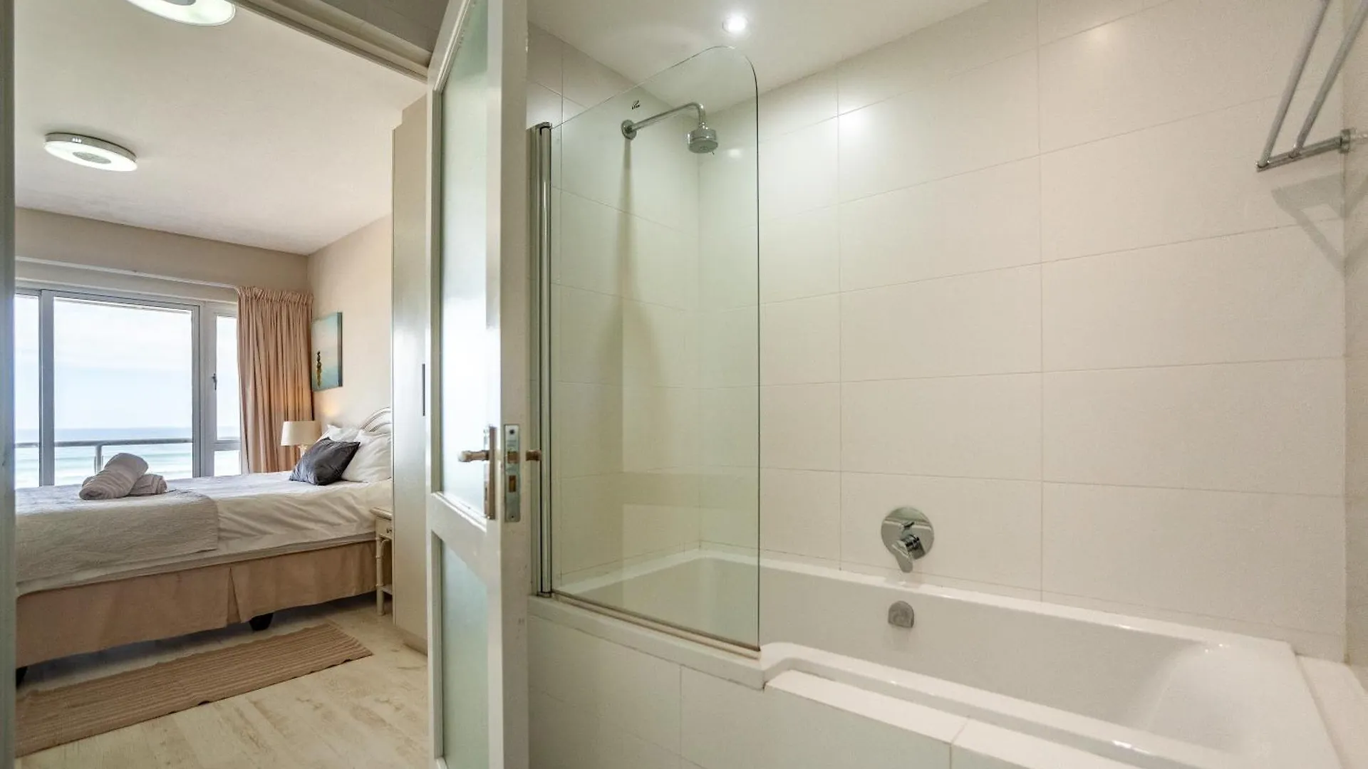 Luxury Private Beachfront 2 Bedroom Dolphin Apartment, Blouberg, Cape Town Bloubergstrand Apartment