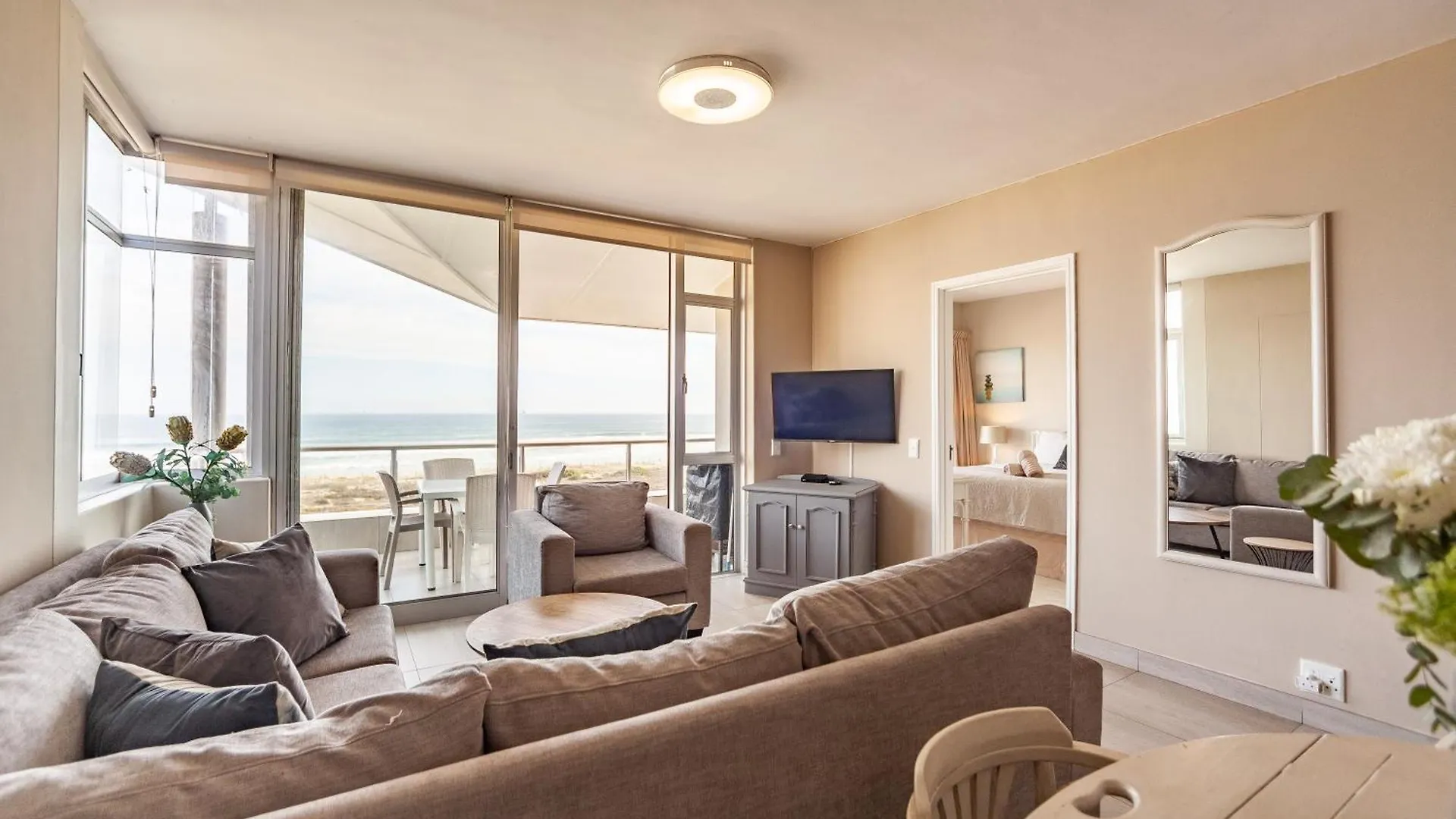 Luxury Private Beachfront 2 Bedroom Dolphin Apartment, Blouberg, Cape Town Bloubergstrand Apartment