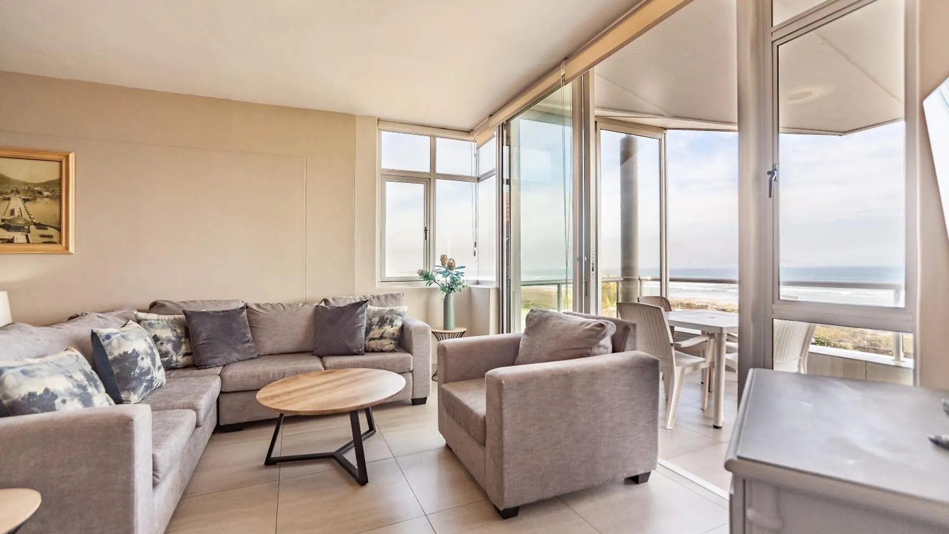 Luxury Private Beachfront 2 Bedroom Dolphin Apartment, Blouberg, Cape Town Bloubergstrand